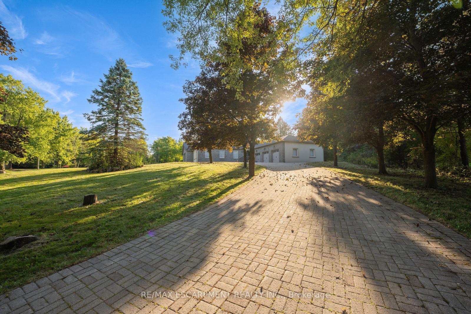 8 Ridgewood Drive, Richmond Hill, ON L4E 3M1