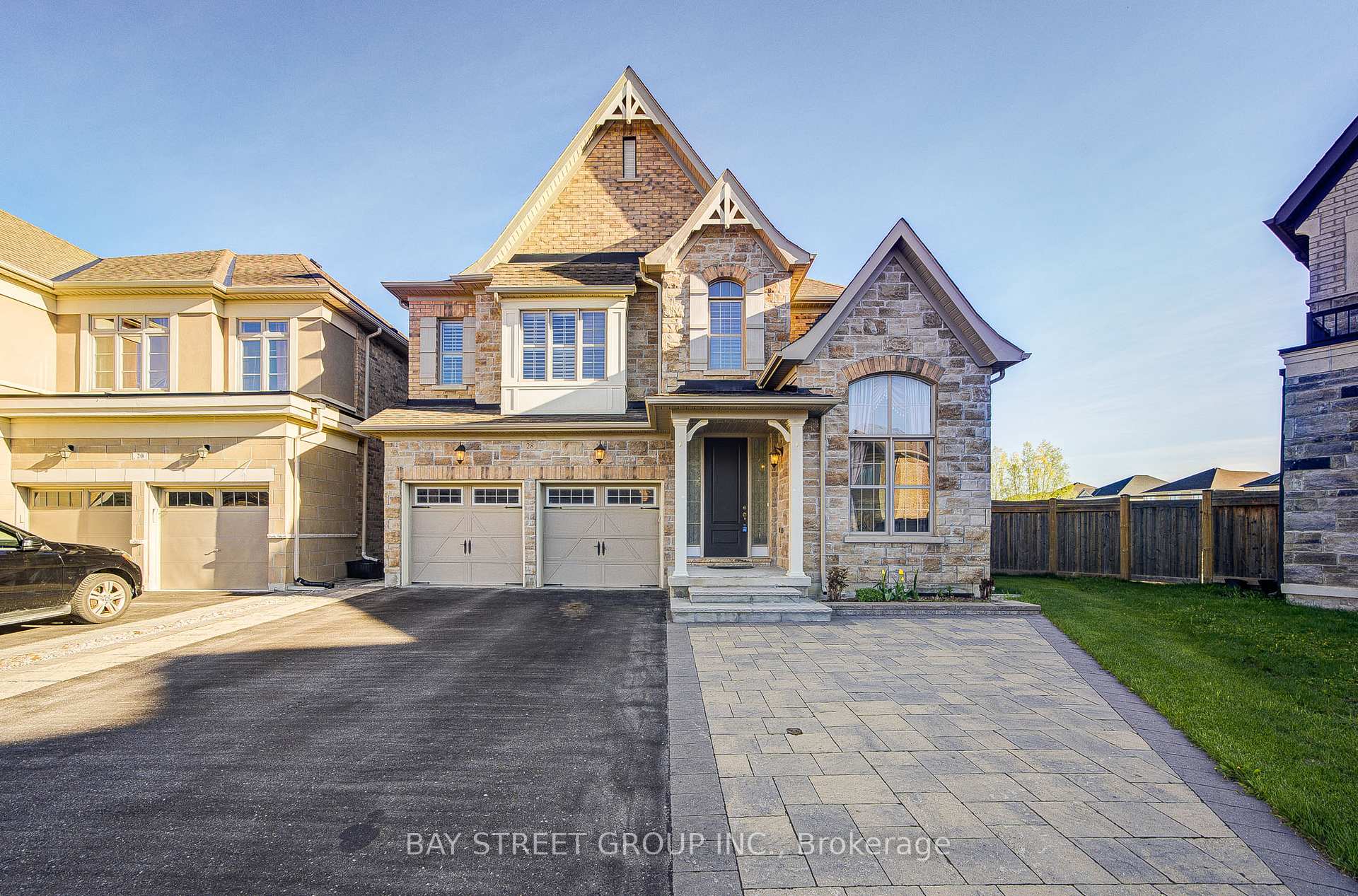 28 Boland Court, Aurora, ON L4G 0W6