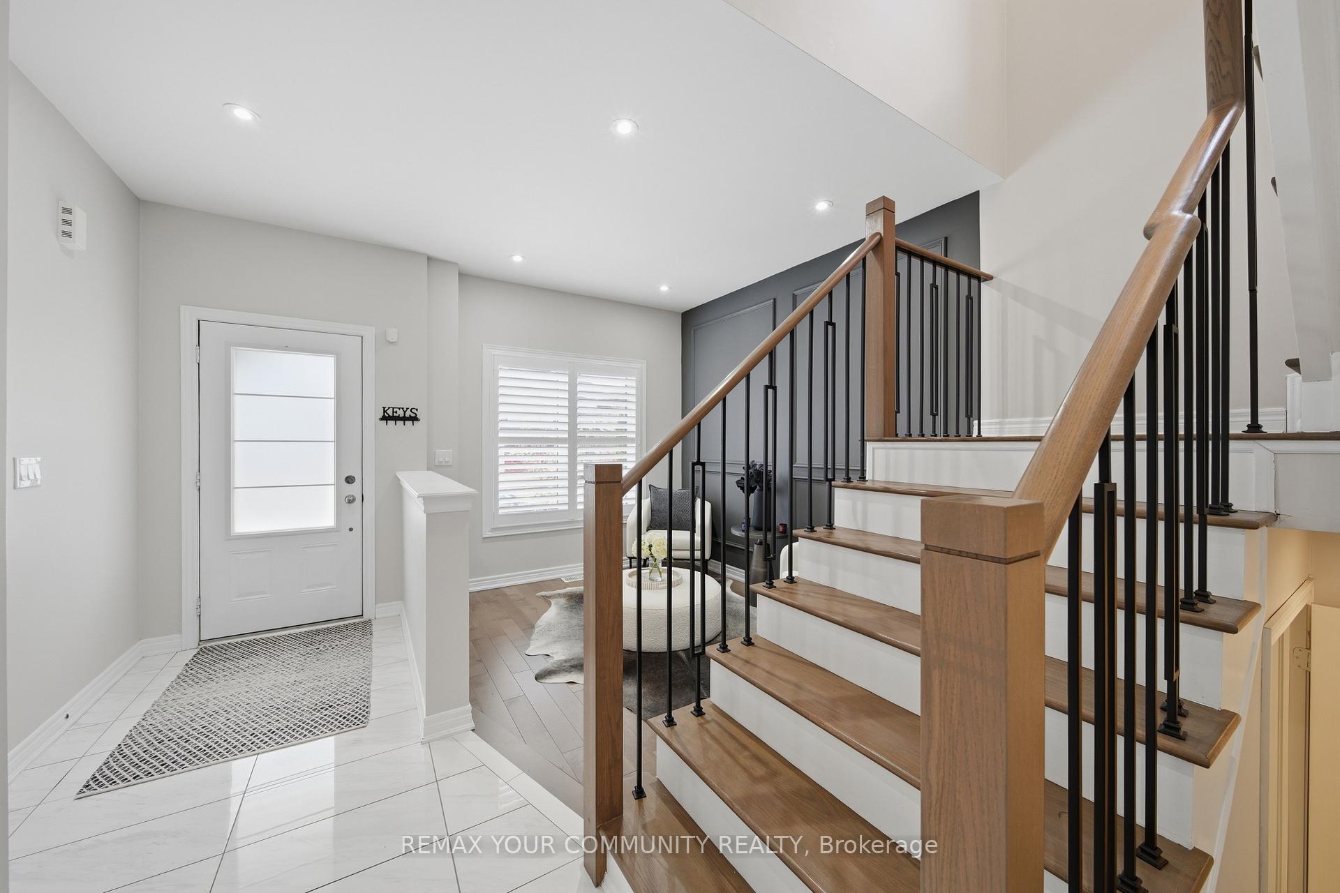 275 Sharon Creek Drive, East Gwillimbury — photo 2 of 5