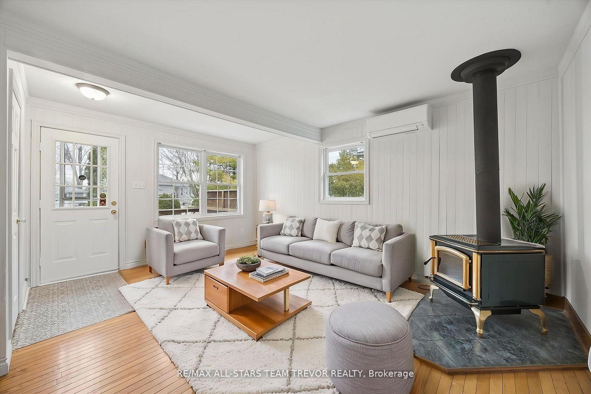1007 Barton Avenue, Georgina — photo 2 of 5