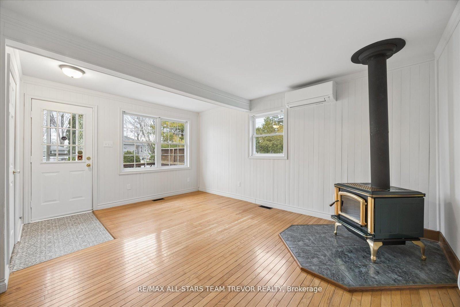1007 Barton Avenue, Georgina — photo 3 of 5