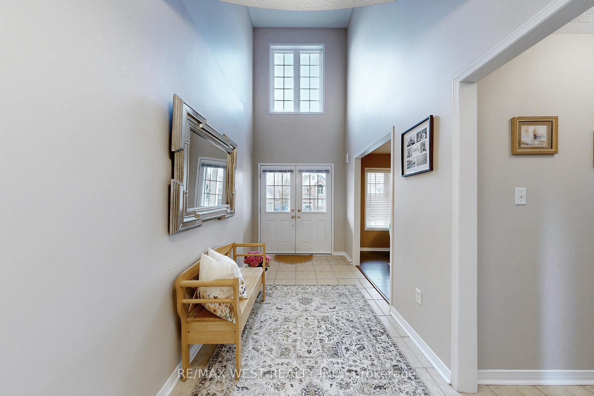 303 King Street E, East Gwillimbury — photo 3 of 5