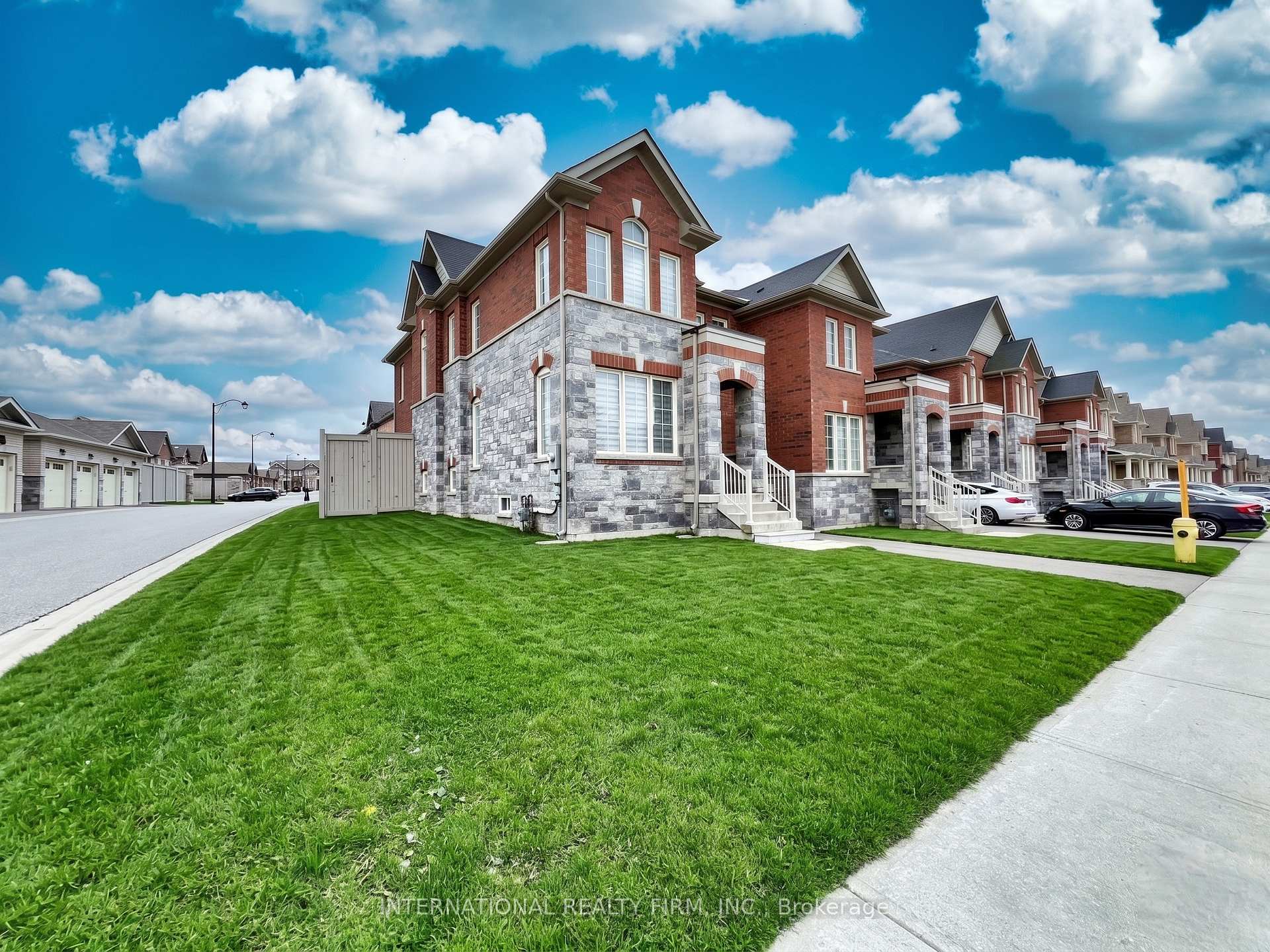 1 frederick pearson Street, East Gwillimbury — photo 2 of 5