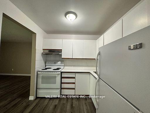 9 Lowndes Ave Avenue 7, Georgina — photo 4 of 5
