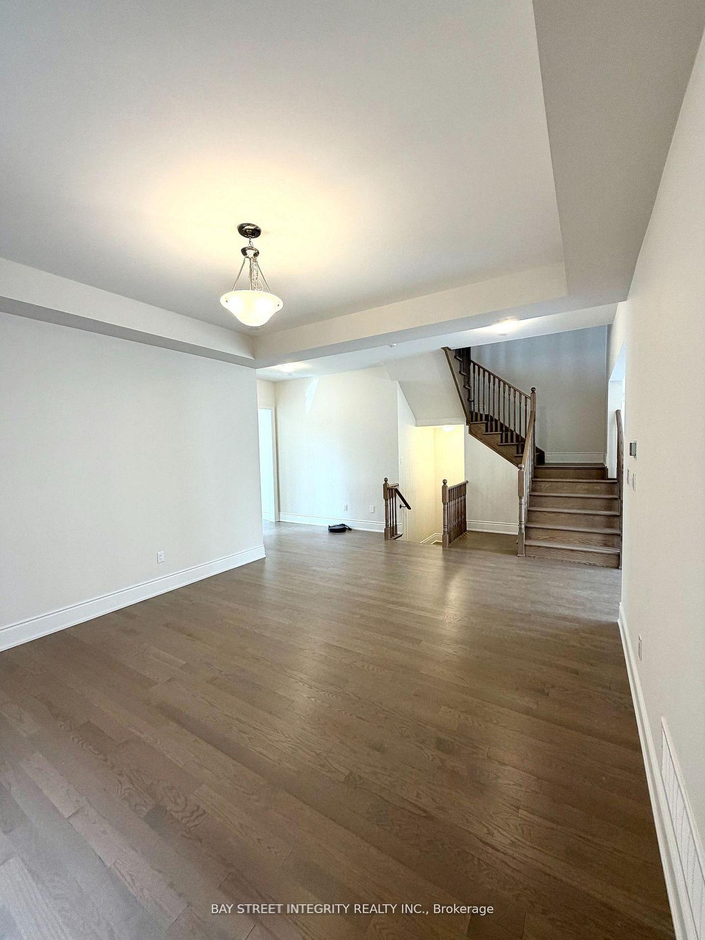 64 BUD LEGGETT Crescent, Georgina — photo 3 of 5