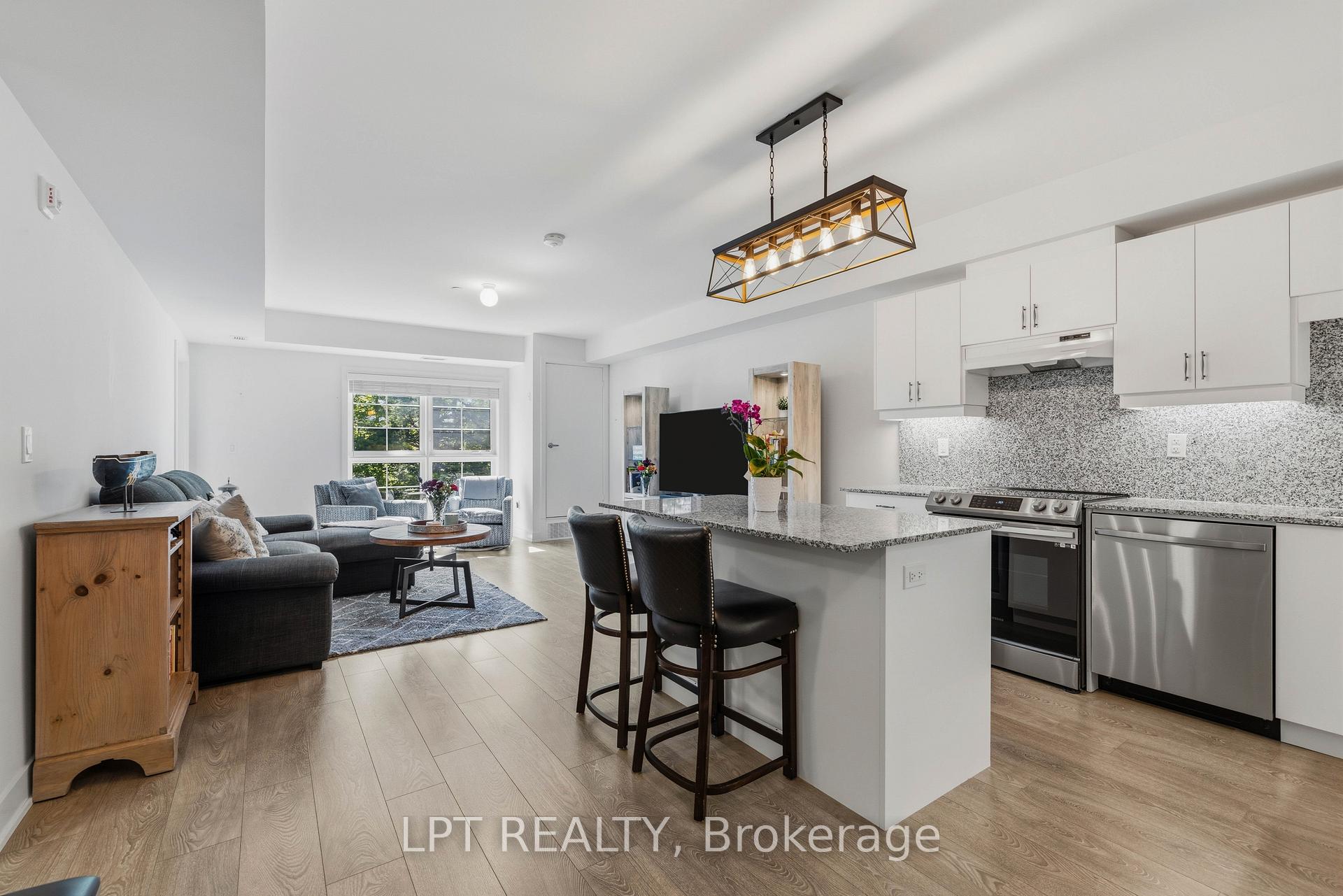 110 Grew Boulevard 303, Georgina — photo 5 of 5