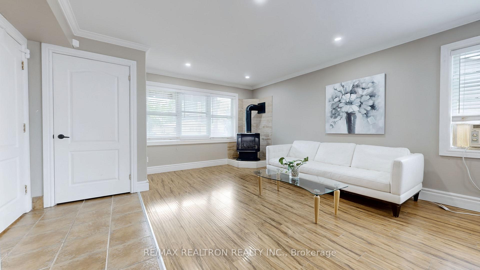 322 Miami Drive Ground Flr, Georgina — photo 3 of 5