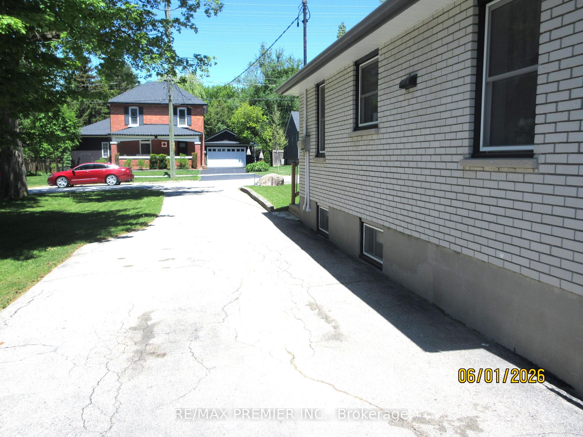1 Victoria Street, Innisfil — photo 2 of 5