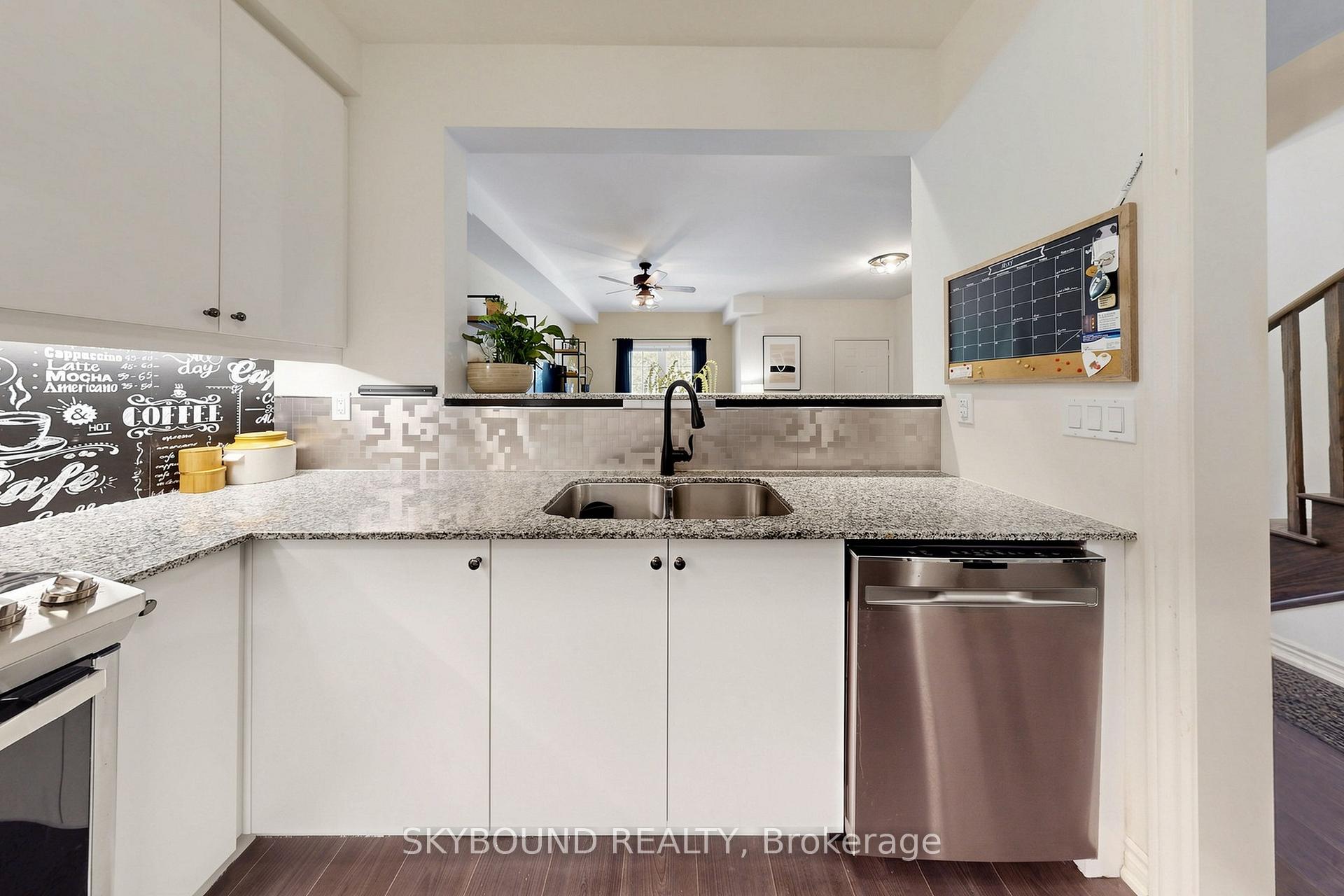 110 Grew Boulevard TH07, Georgina — photo 3 of 5
