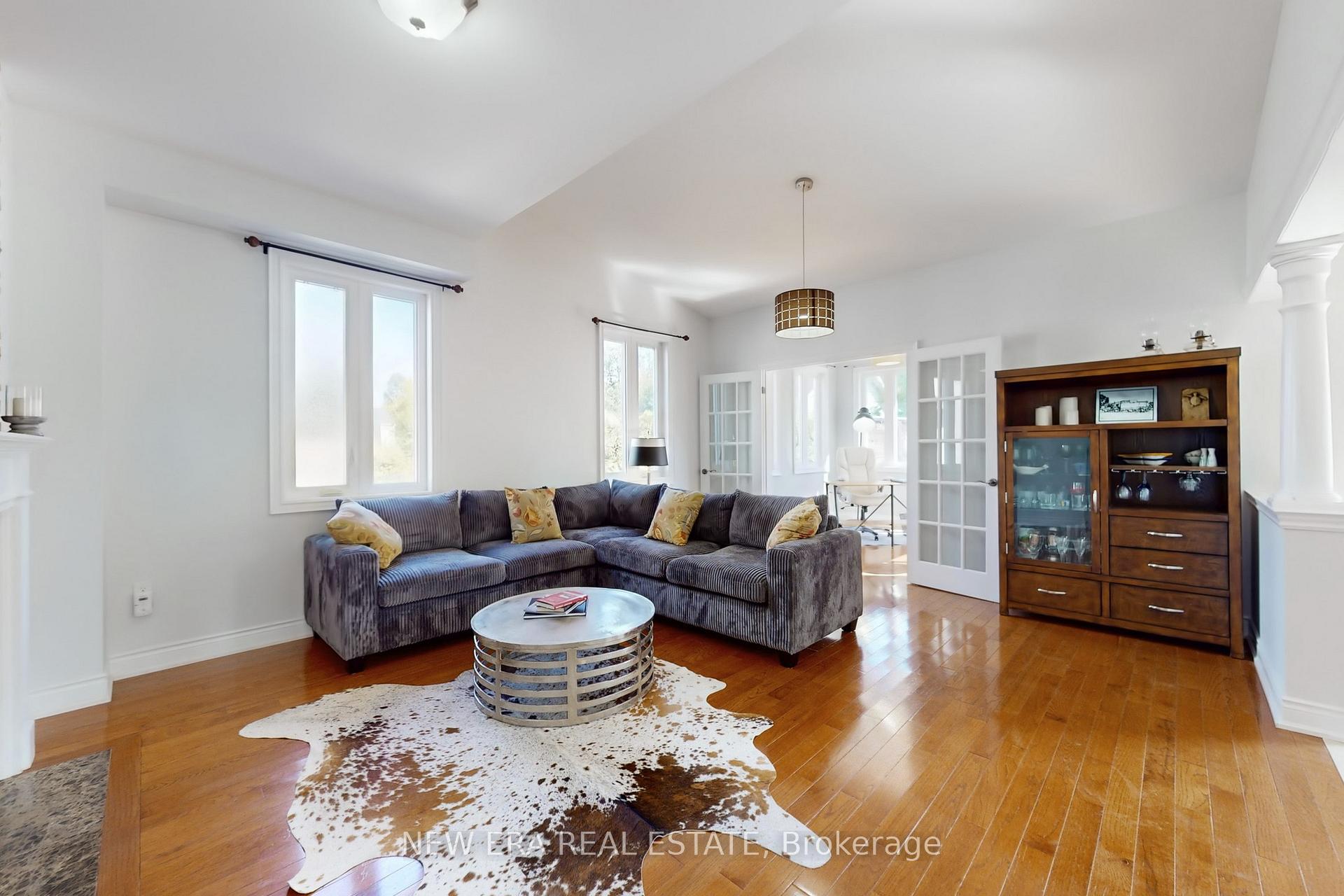 1031 Lake Drive N, Georgina — photo 3 of 5