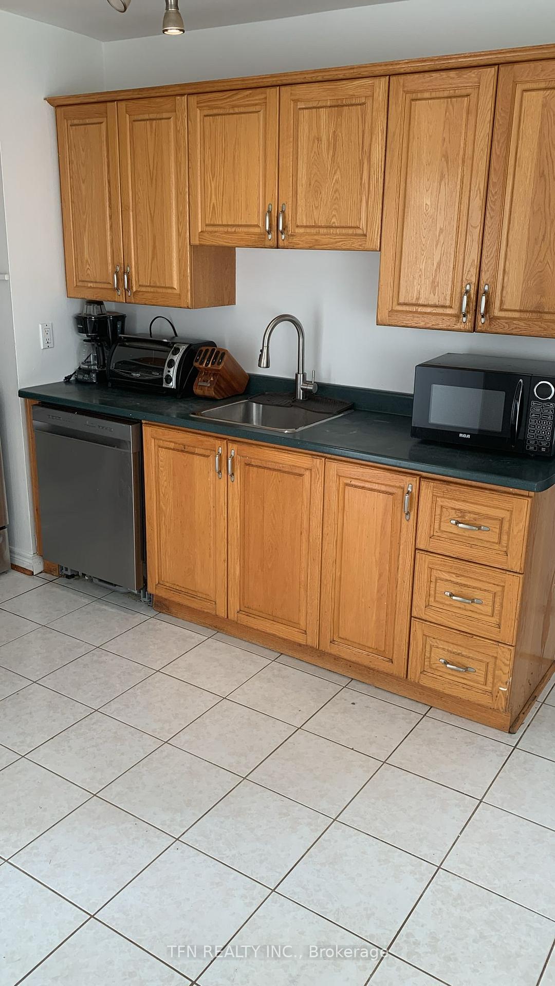 26 Jones Court Upper, Aurora — photo 2 of 5