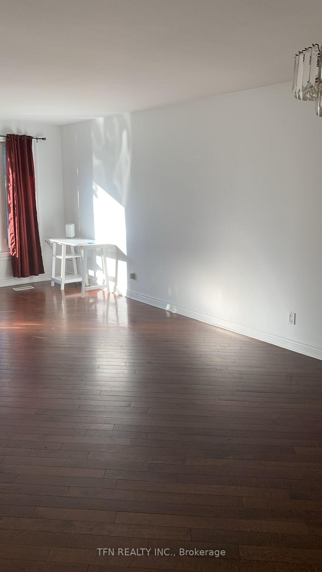 26 Jones Court Upper, Aurora — photo 3 of 5