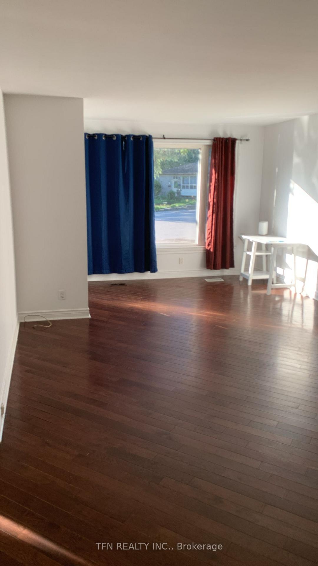 26 Jones Court Upper, Aurora — photo 4 of 5