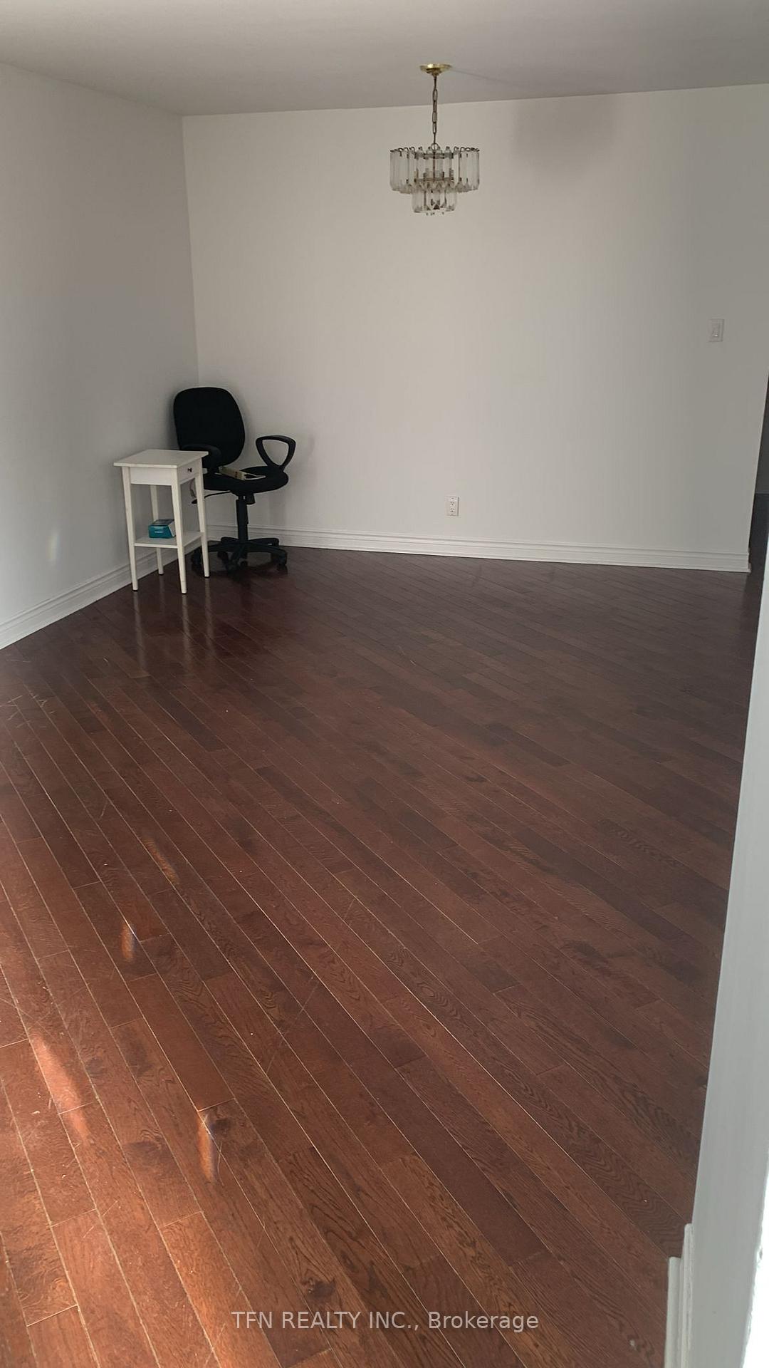 26 Jones Court Upper, Aurora — photo 5 of 5