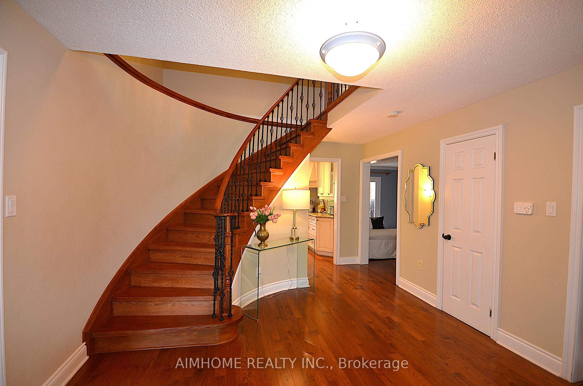 80 Golf Links Drive, Aurora — photo 3 of 5