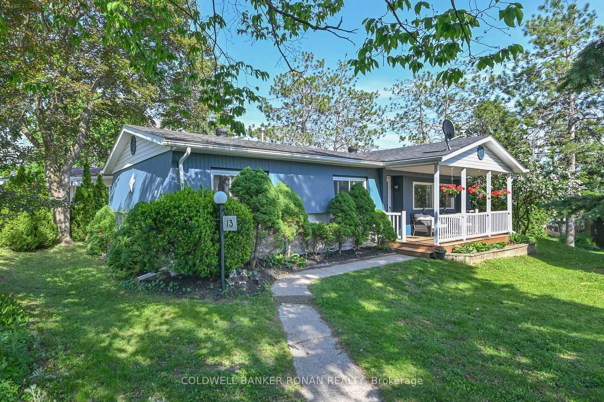 13 Hawthorne Drive, Innisfil — photo 2 of 5