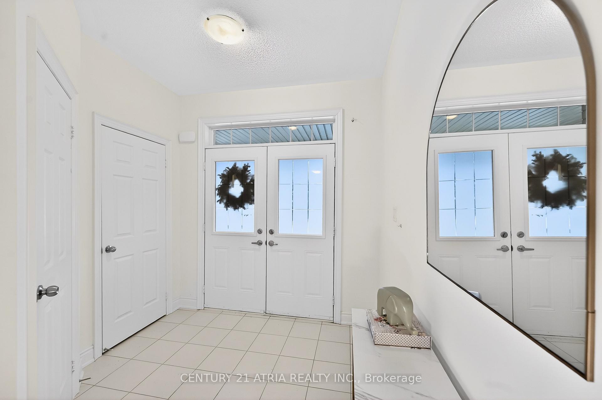 8 Fallharvest Way, Whitchurch-Stouffville — photo 4 of 5