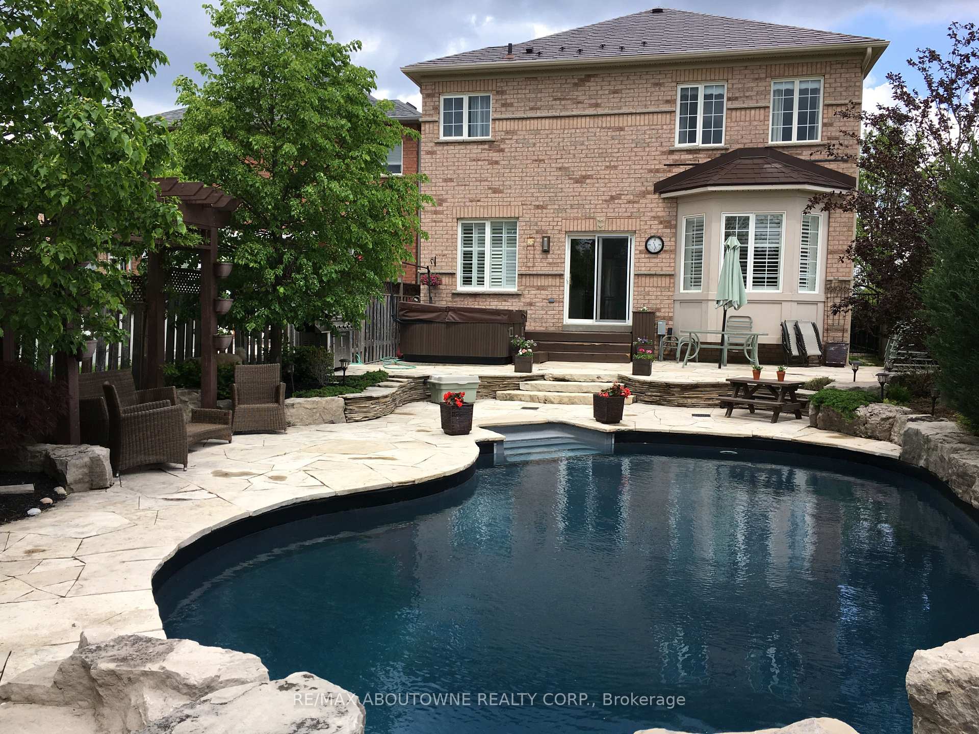85 Earl Stewart Drive, Aurora — photo 2 of 5
