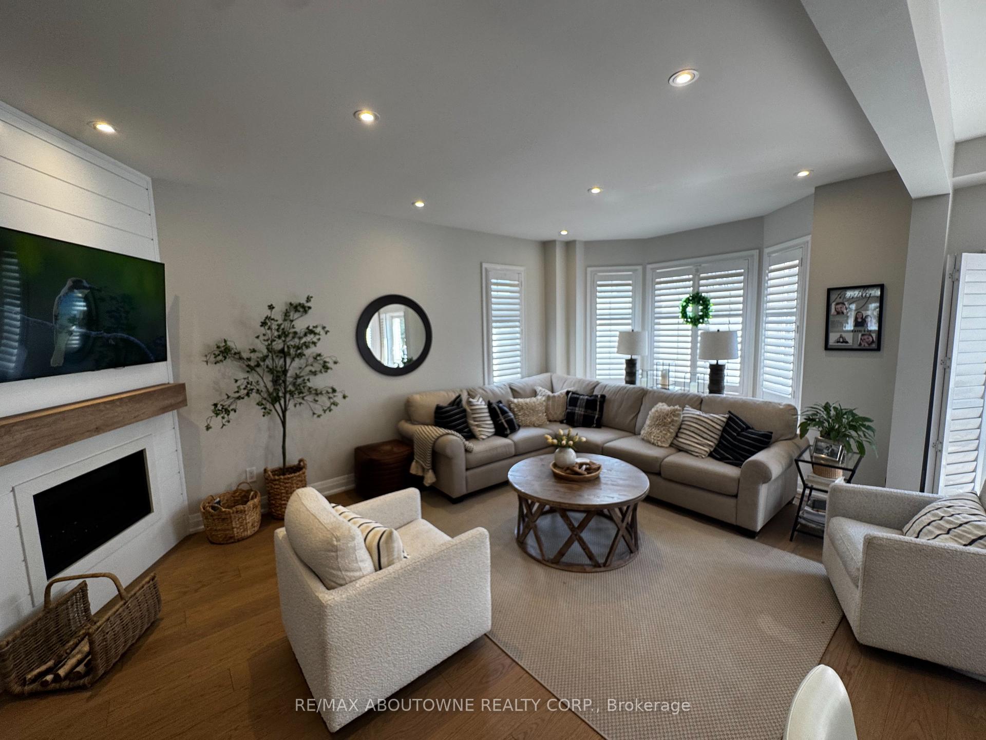 85 Earl Stewart Drive, Aurora — photo 4 of 5