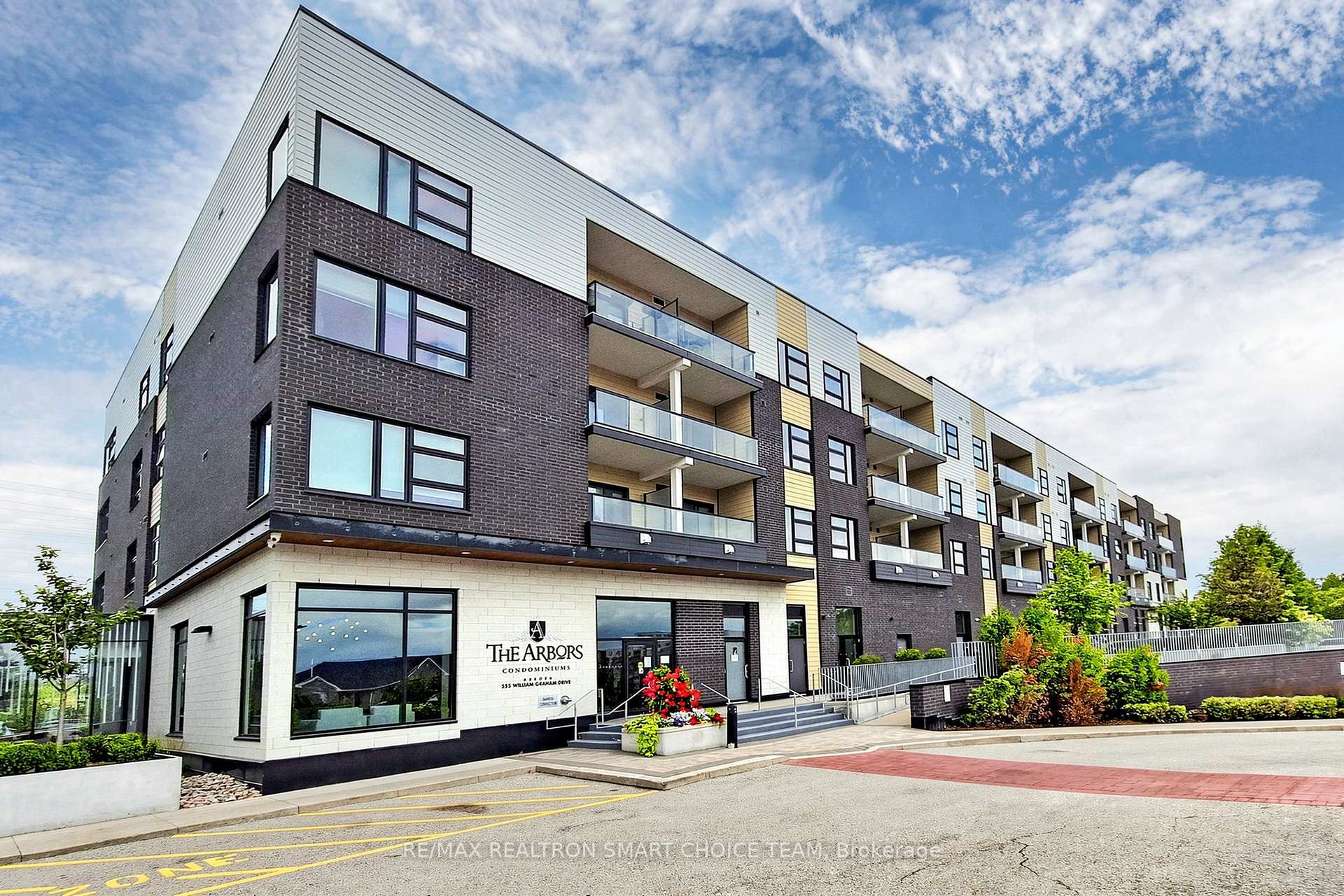 555 William Graham Drive 213, Aurora, ON L4G 3H9 — Aurora, Ontario