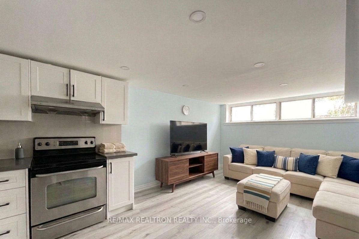 15 Haida Drive, Aurora — photo 3 of 5