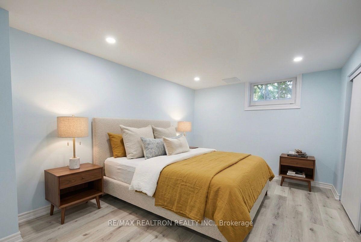 15 Haida Drive, Aurora — photo 4 of 5