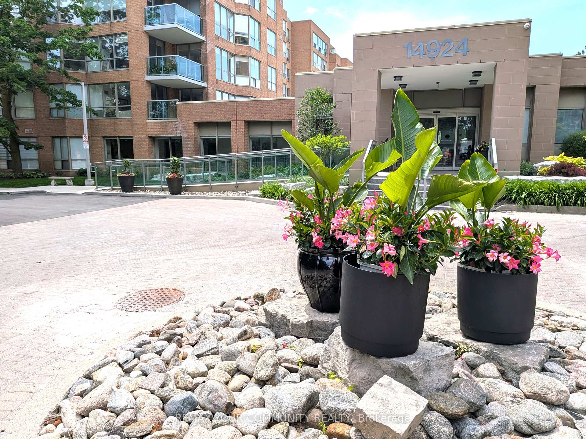 14924 Yonge Street 305, Aurora, ON L4G 6H7 — Aurora, Ontario