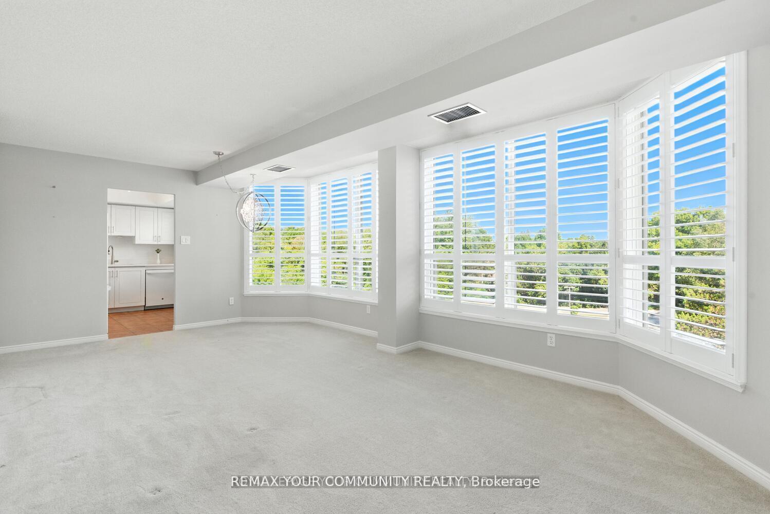 14924 Yonge Street 305, Aurora — photo 3 of 5