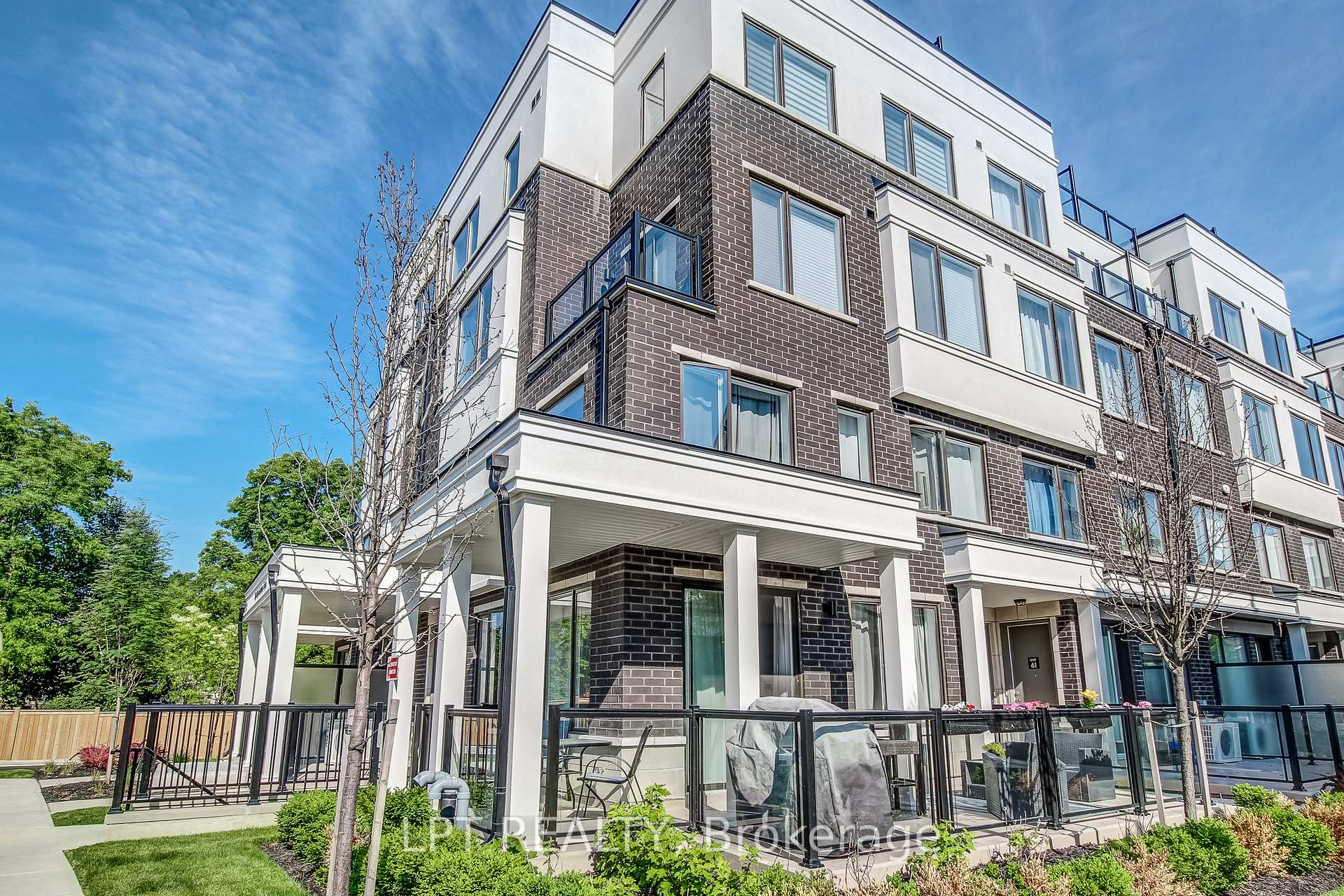 300 Alex Gardner Circle 64, Aurora, ON L4G 3G5
