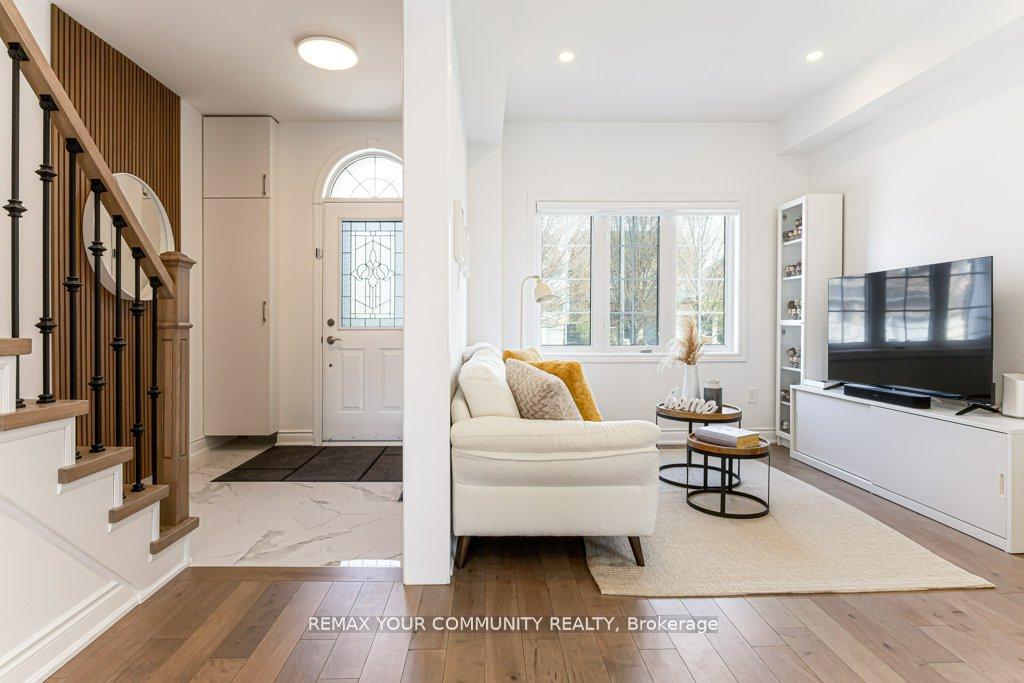 35 Laurelbank Crescent, Georgina — photo 2 of 5