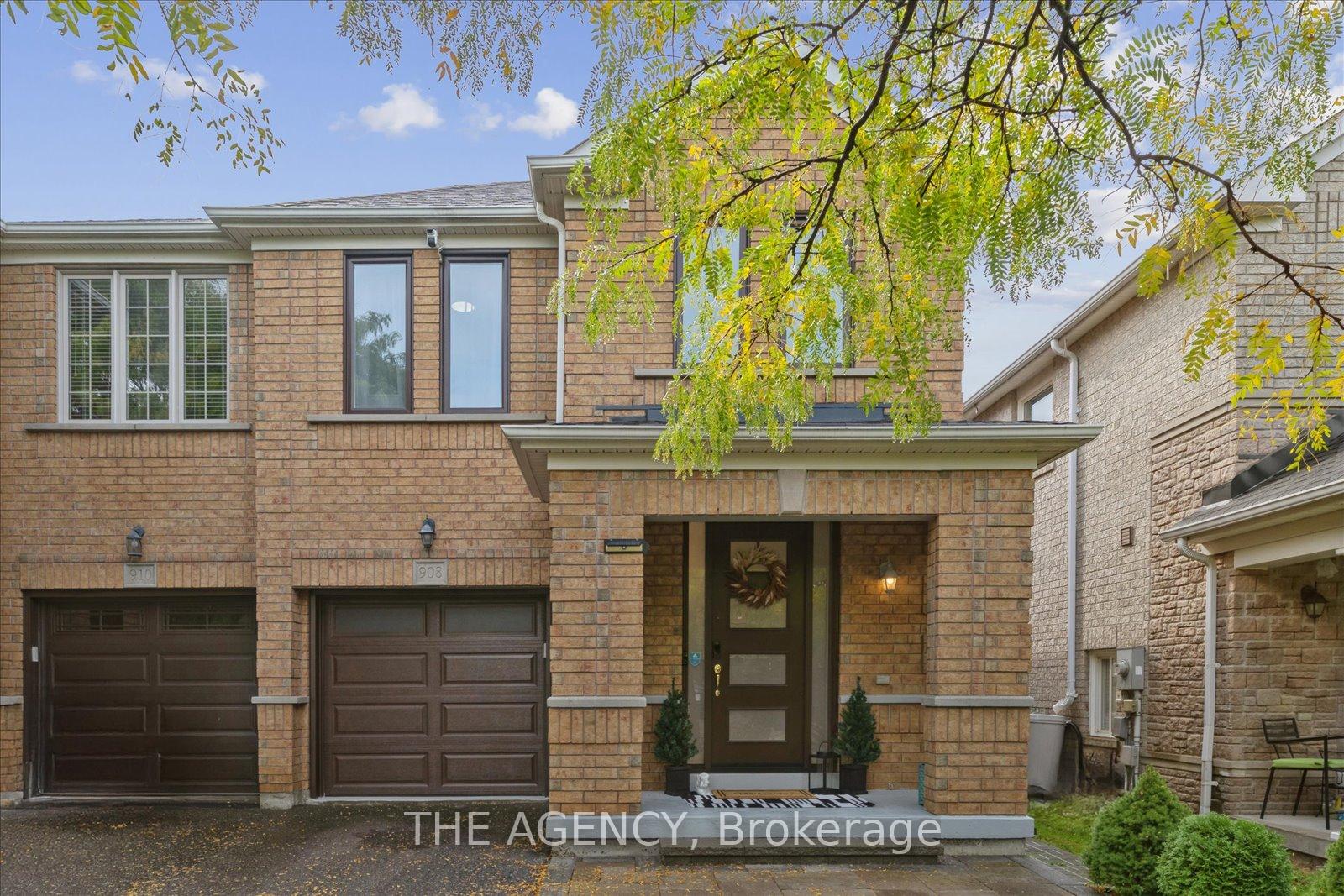 908 Oaktree Crescent, Newmarket, ON L3X 2Z1