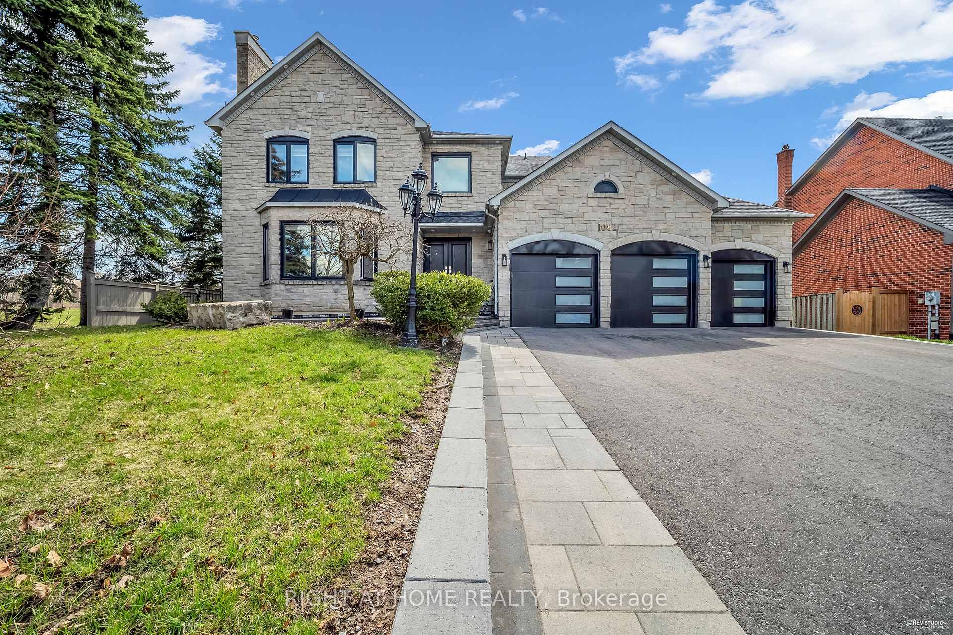1092 Stonehaven Avenue, Newmarket, ON L3X 1M7