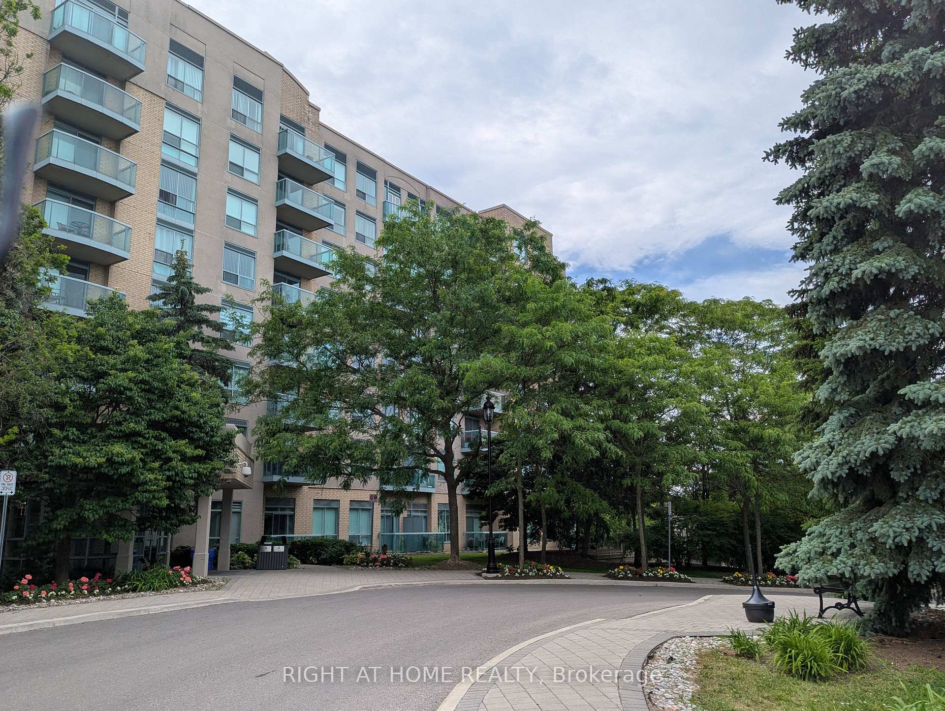 3 Ellesmere Street 107, Richmond Hill, ON L4B 4N2