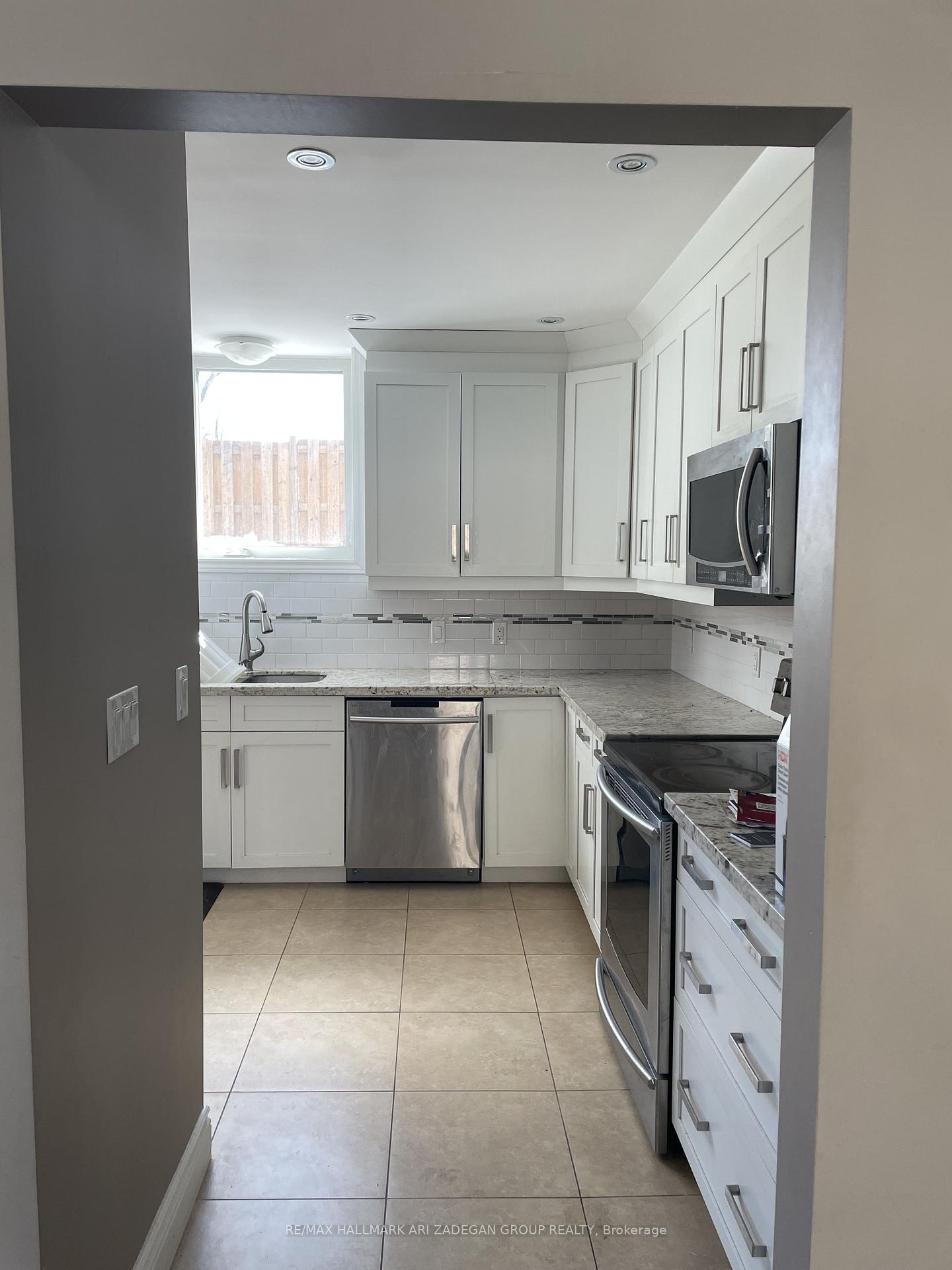 179B The Queensway N/A, Georgina — photo 2 of 5