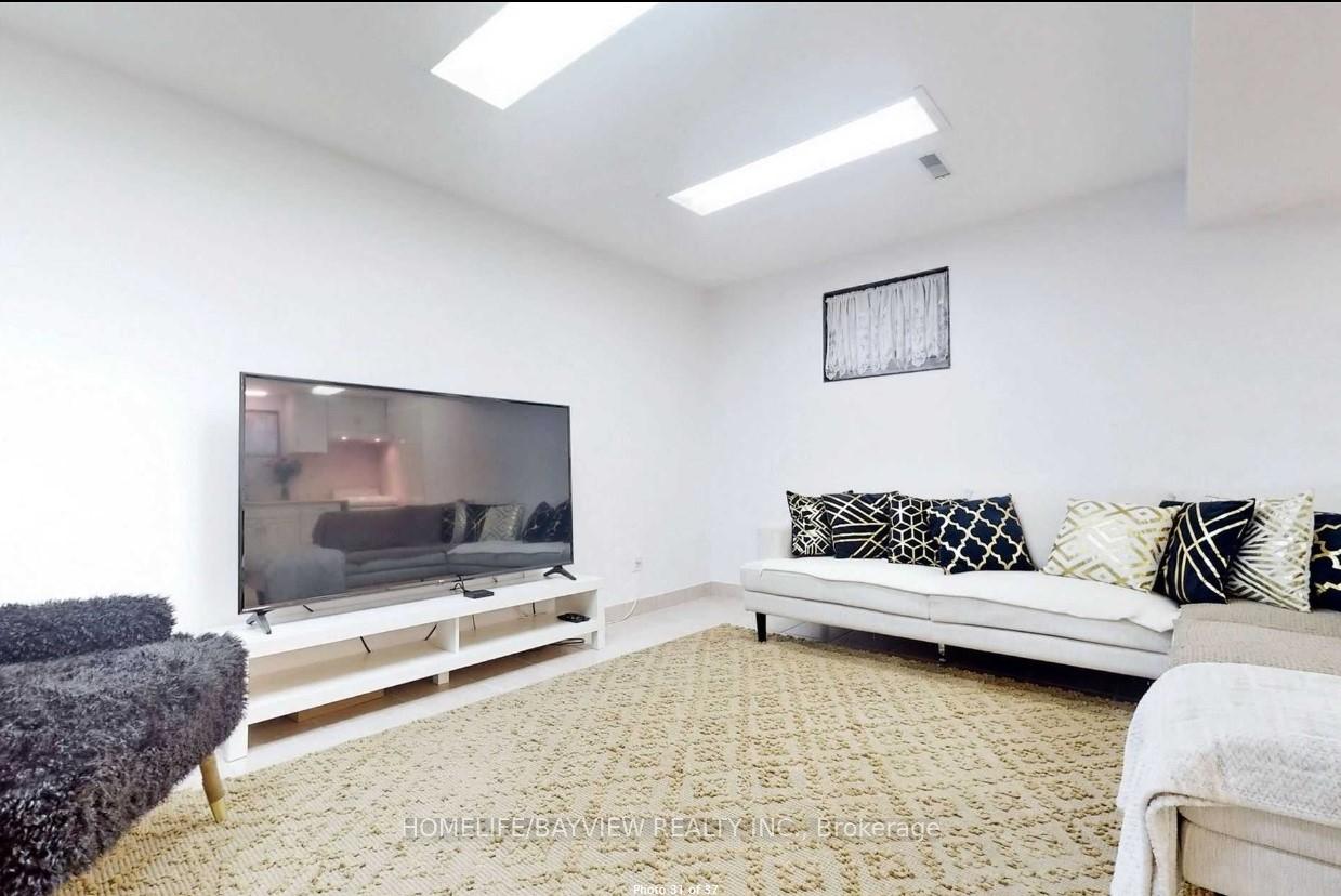 14 Gray Crescent Bmnt, Richmond Hill, ON L4C 5V5