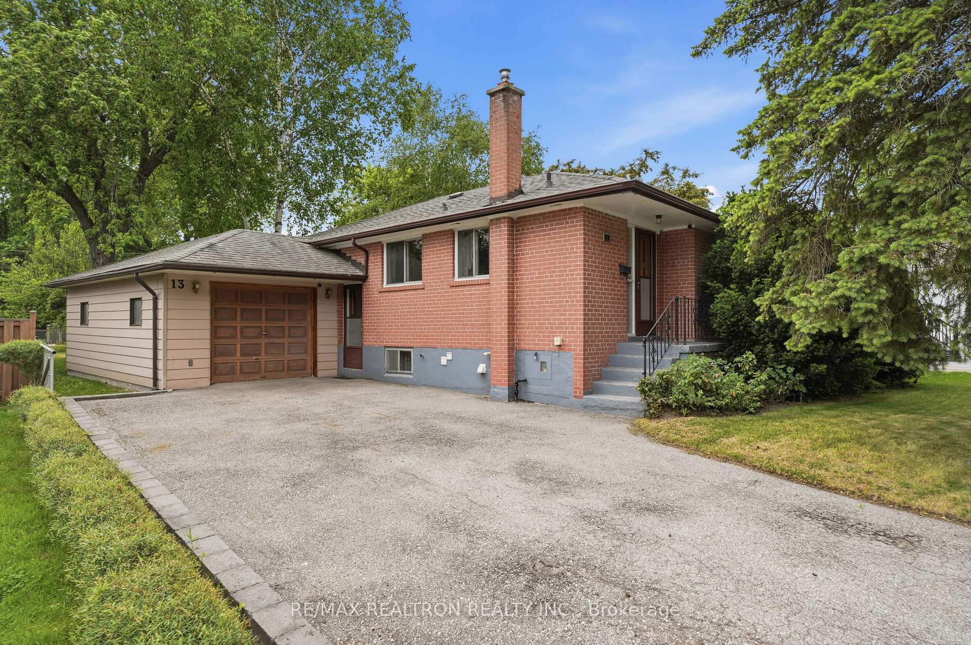 13 Kemano Road, Aurora, ON L4G 4P9