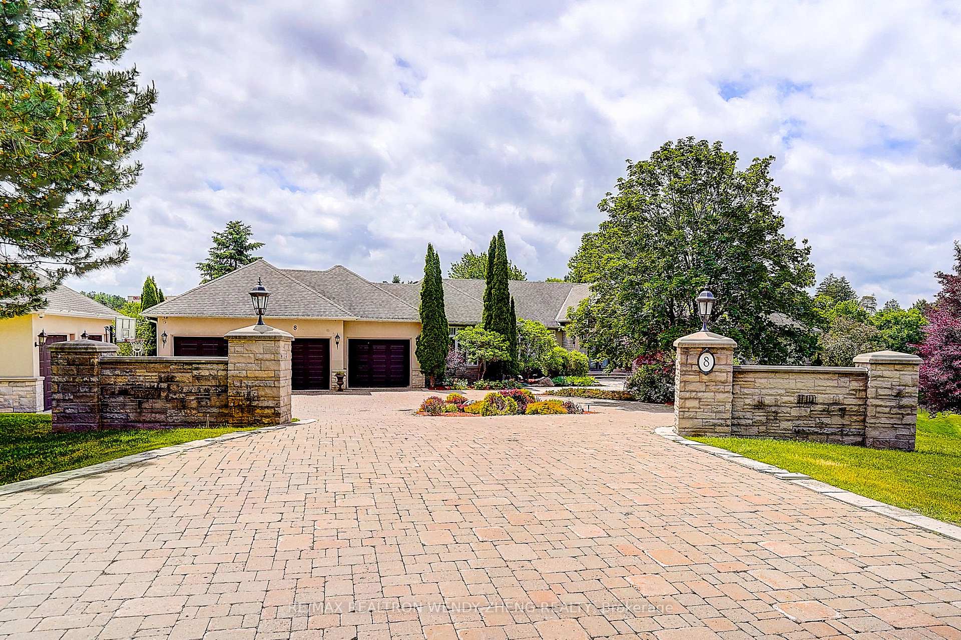 8 Alm Court, Aurora, ON L4G 6W7