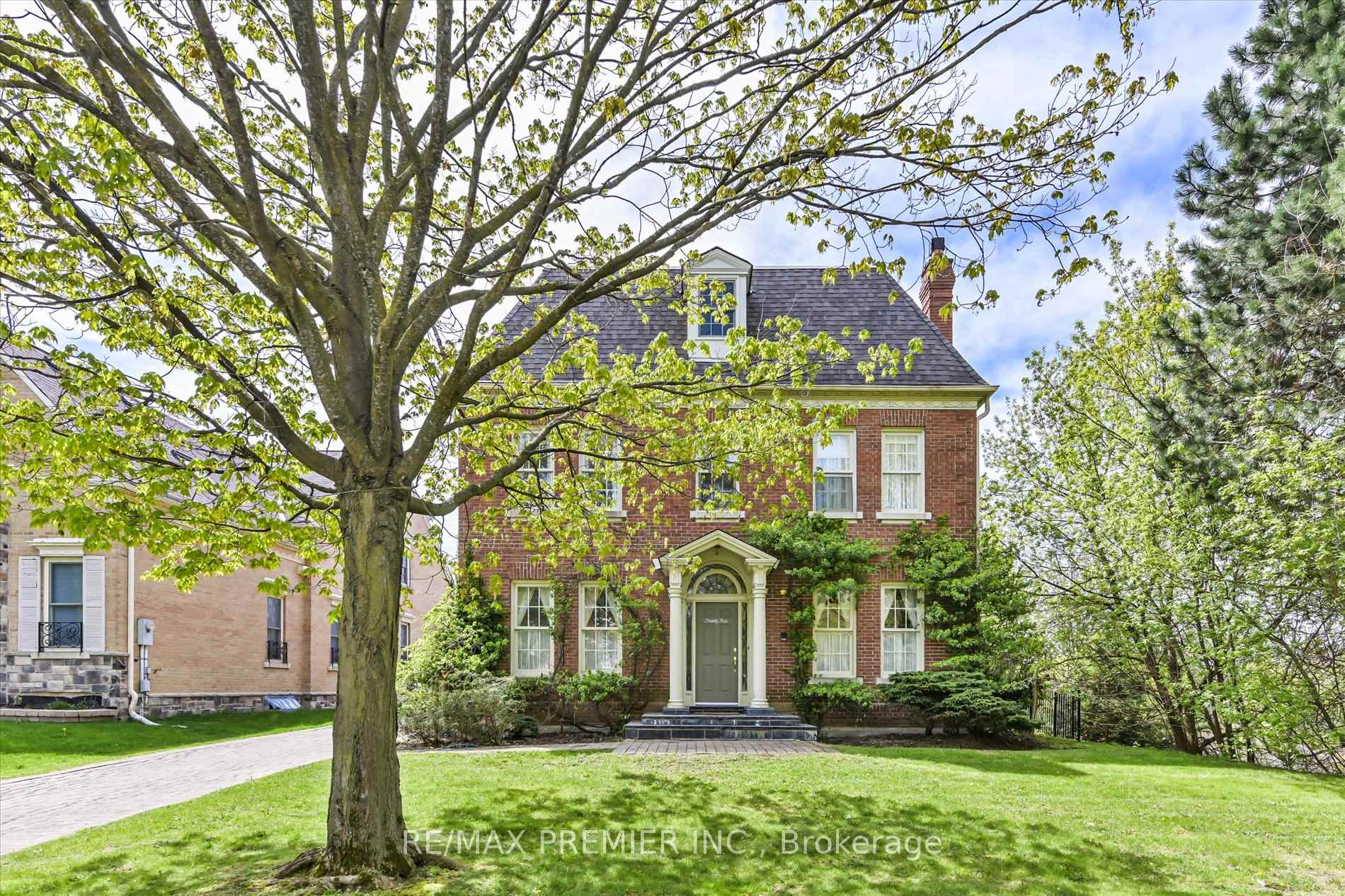 25 Highgrove Crescent, Richmond Hill, ON L4C 7W9