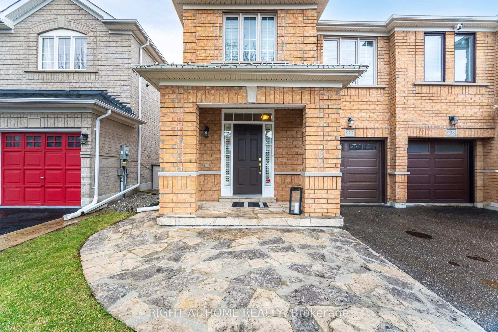 910 Oaktree Crescent, Newmarket, ON L3X 2Z1