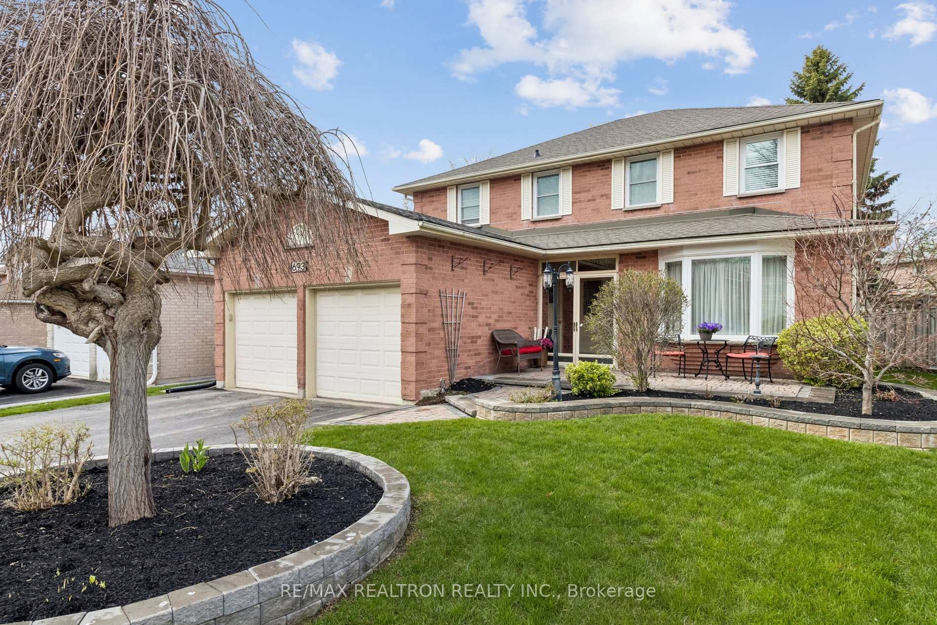 693 Leslie Valley Drive, Newmarket, ON L3Y 7J6