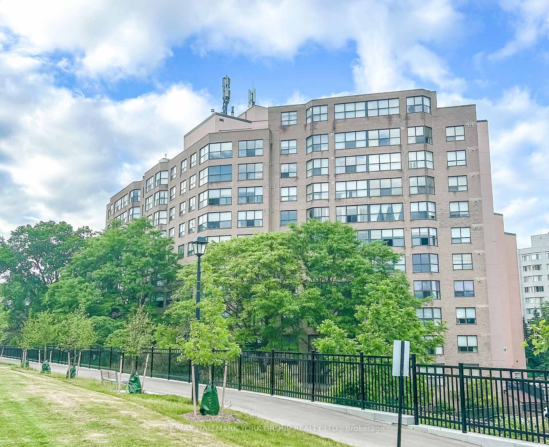 250 Davis Drive 906, Newmarket, ON L3Y 7T7