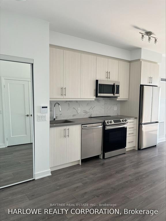 95 Oneida Crescent 703, Richmond Hill, ON L4B 0H5
