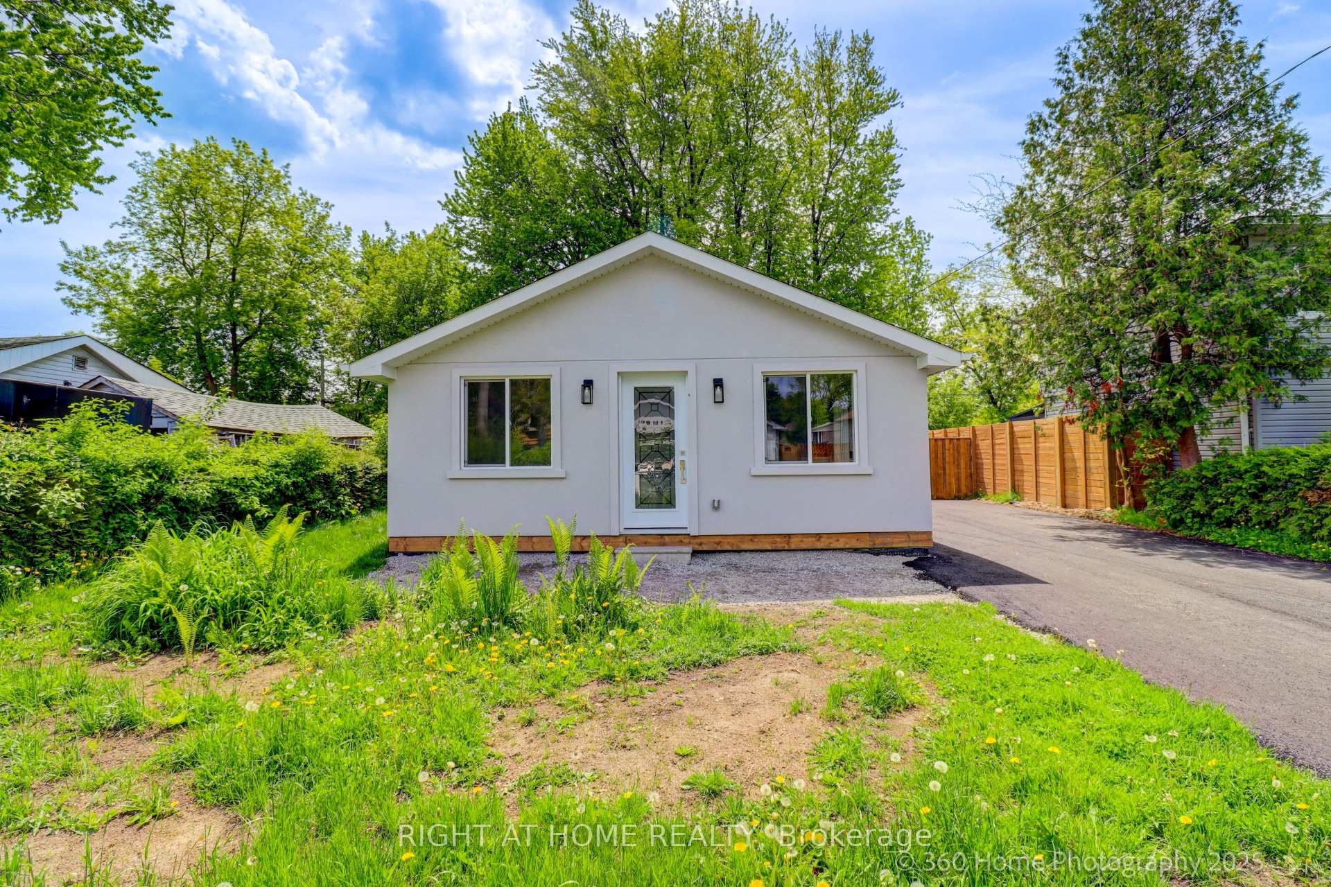 321 Tampa Drive E, Georgina, ON L4P 3A3