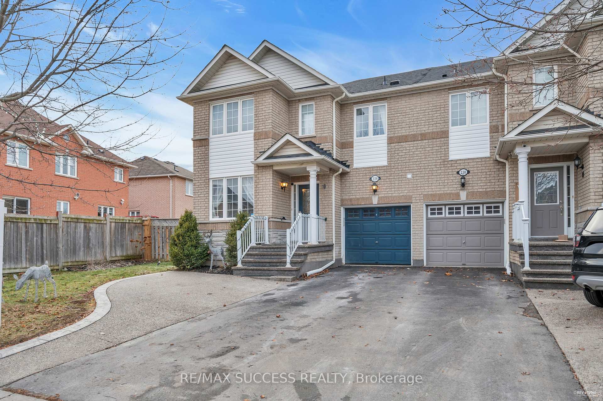 228 Flagstone Way, Newmarket, ON L3X 2Y2