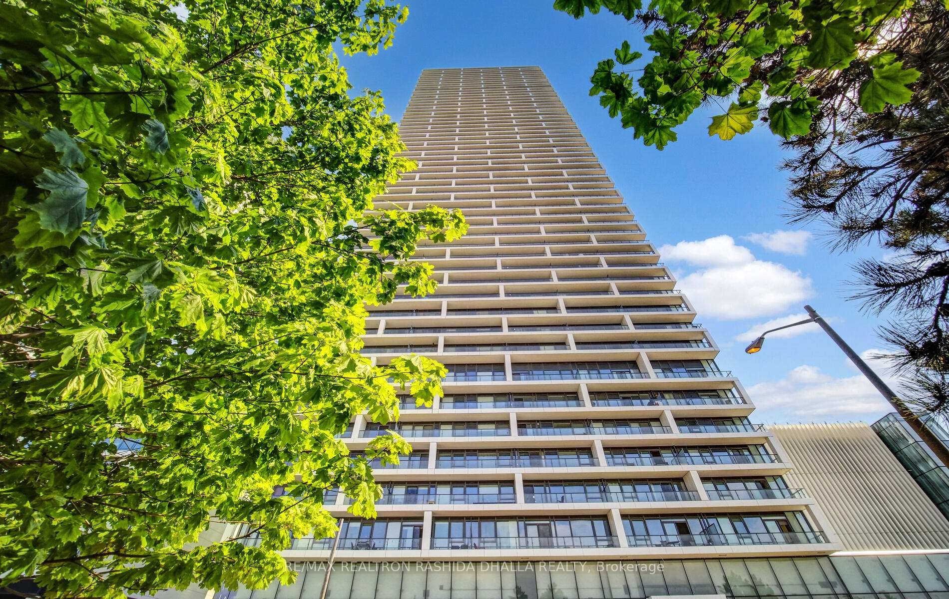 898 Portage Parkway 1702, Vaughan, ON M3B 2M3