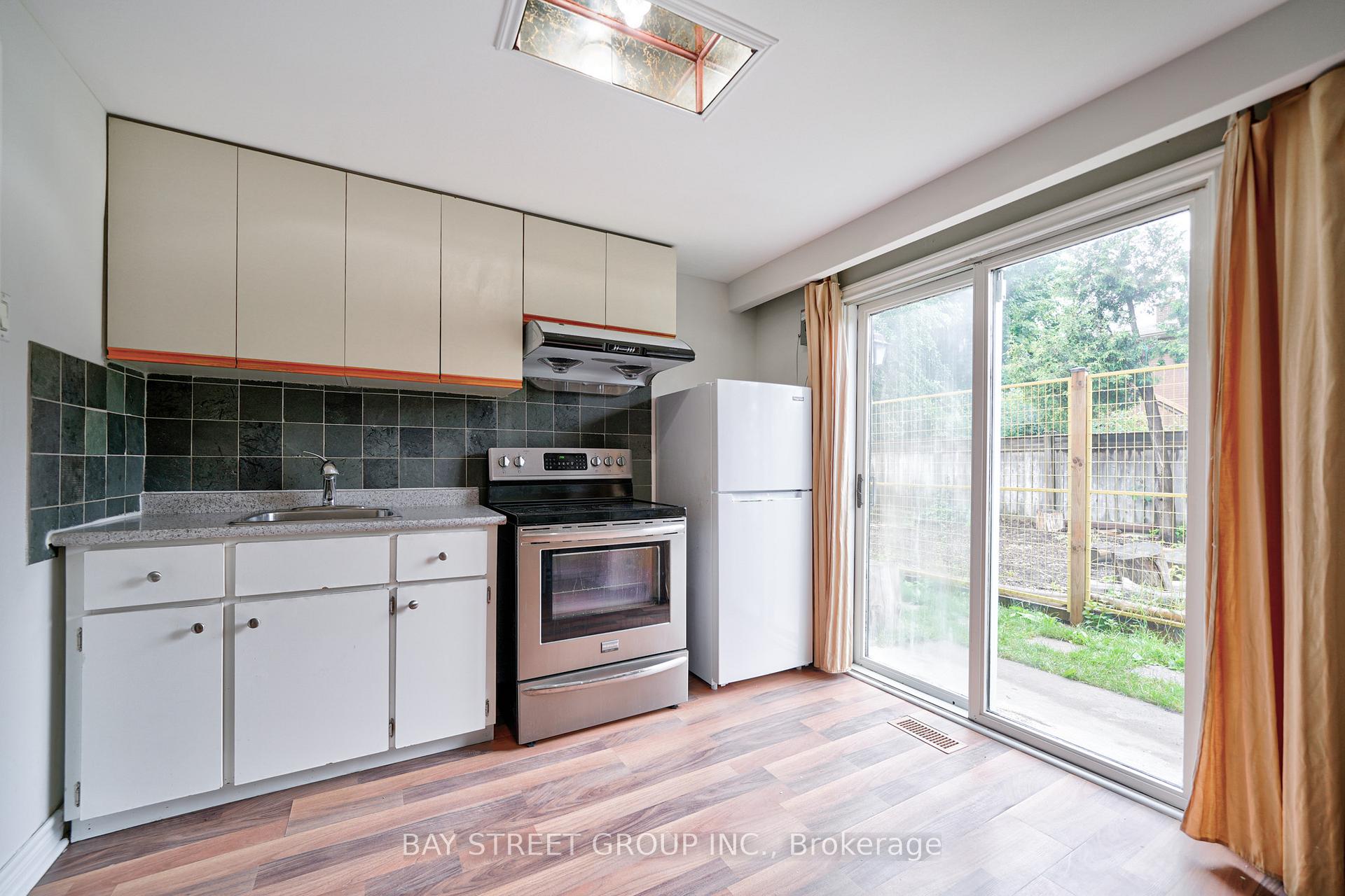239 Crestwood Road W/O Basement, Vaughan, ON L4J 1A8
