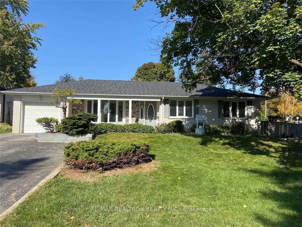 1 Sherwood Forest Drive, Markham, ON L3P 1P5