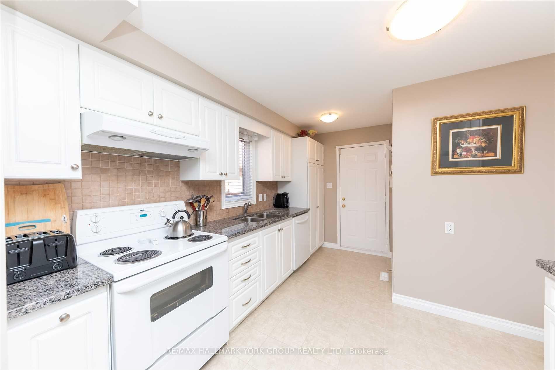 22 Cashel Court, Aurora, ON L4G 6R8