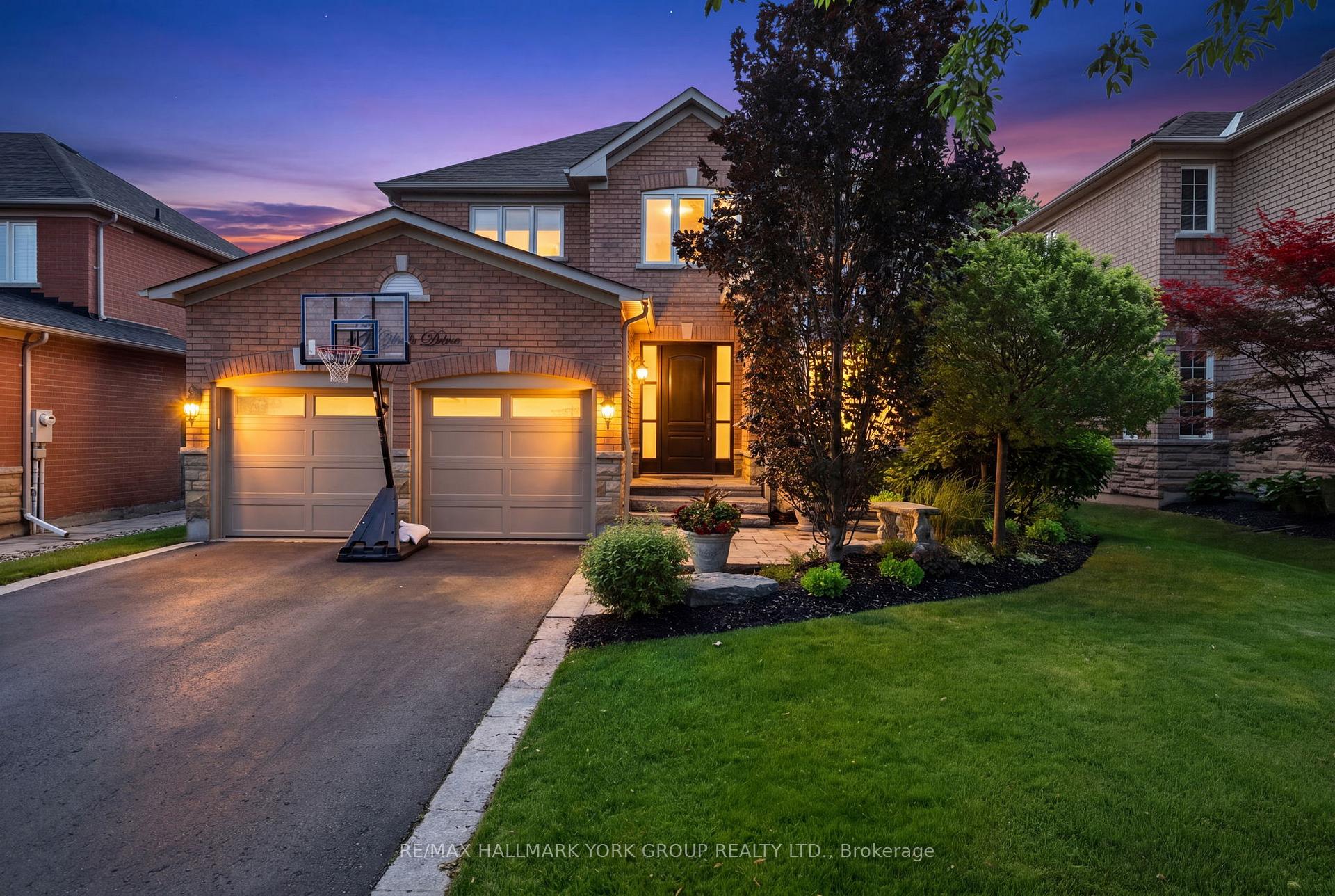 260 Willis Drive, Aurora, ON L4G 7M2