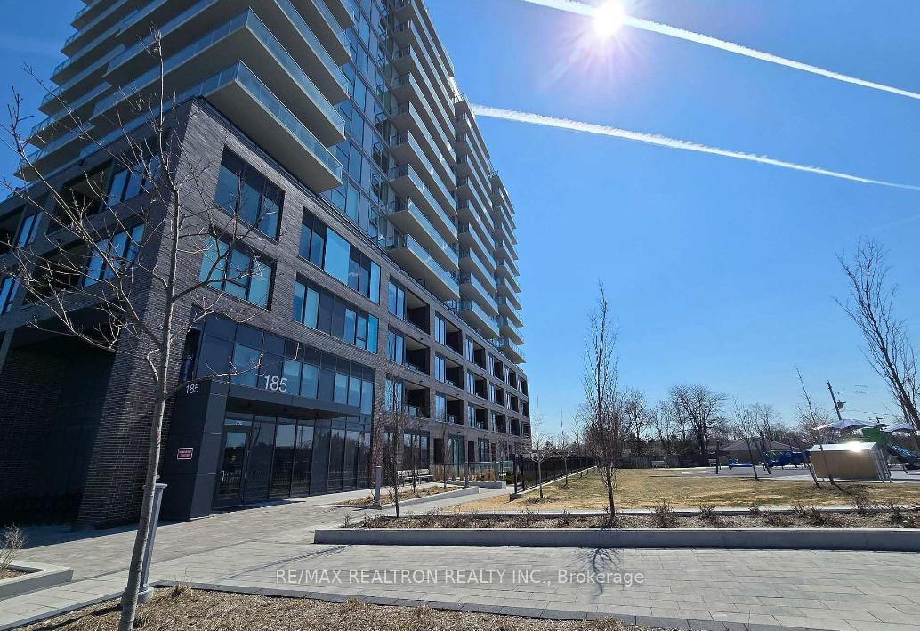 185 Deerfield Road 301, Newmarket, ON L3Y 0G7